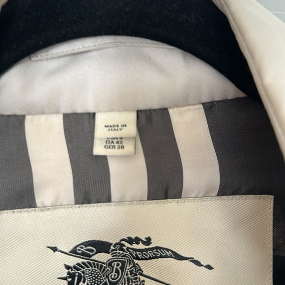 Classic Burberry Trench - Picture 9 of 13